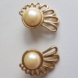 *Vintage Gold Coloured Faux Pearl Earrings